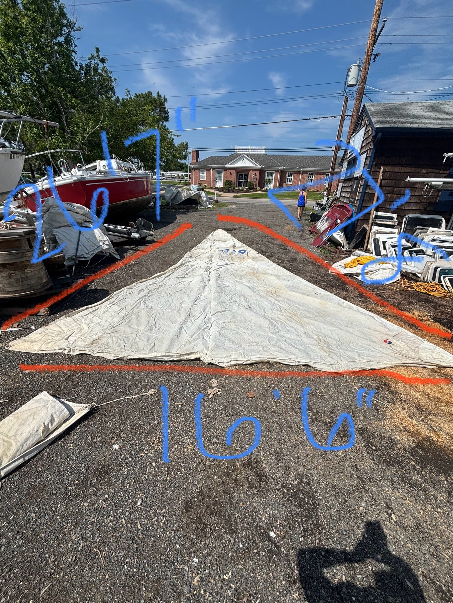 27’8” x 26’7” x 16’6” Sail