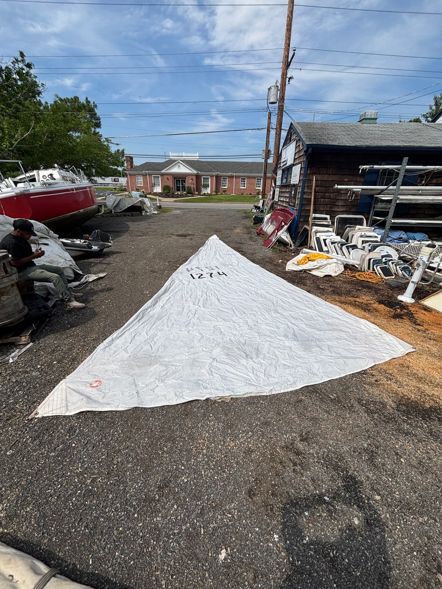 28’6” x 26’5” x 13’5” Sail