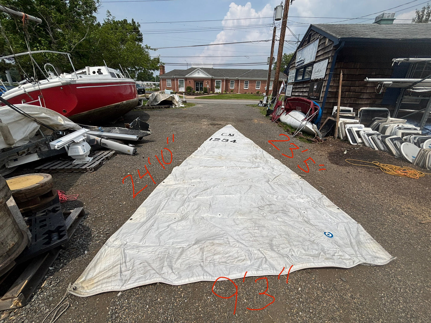 23’5” x 24’10” x 9’3” Sail