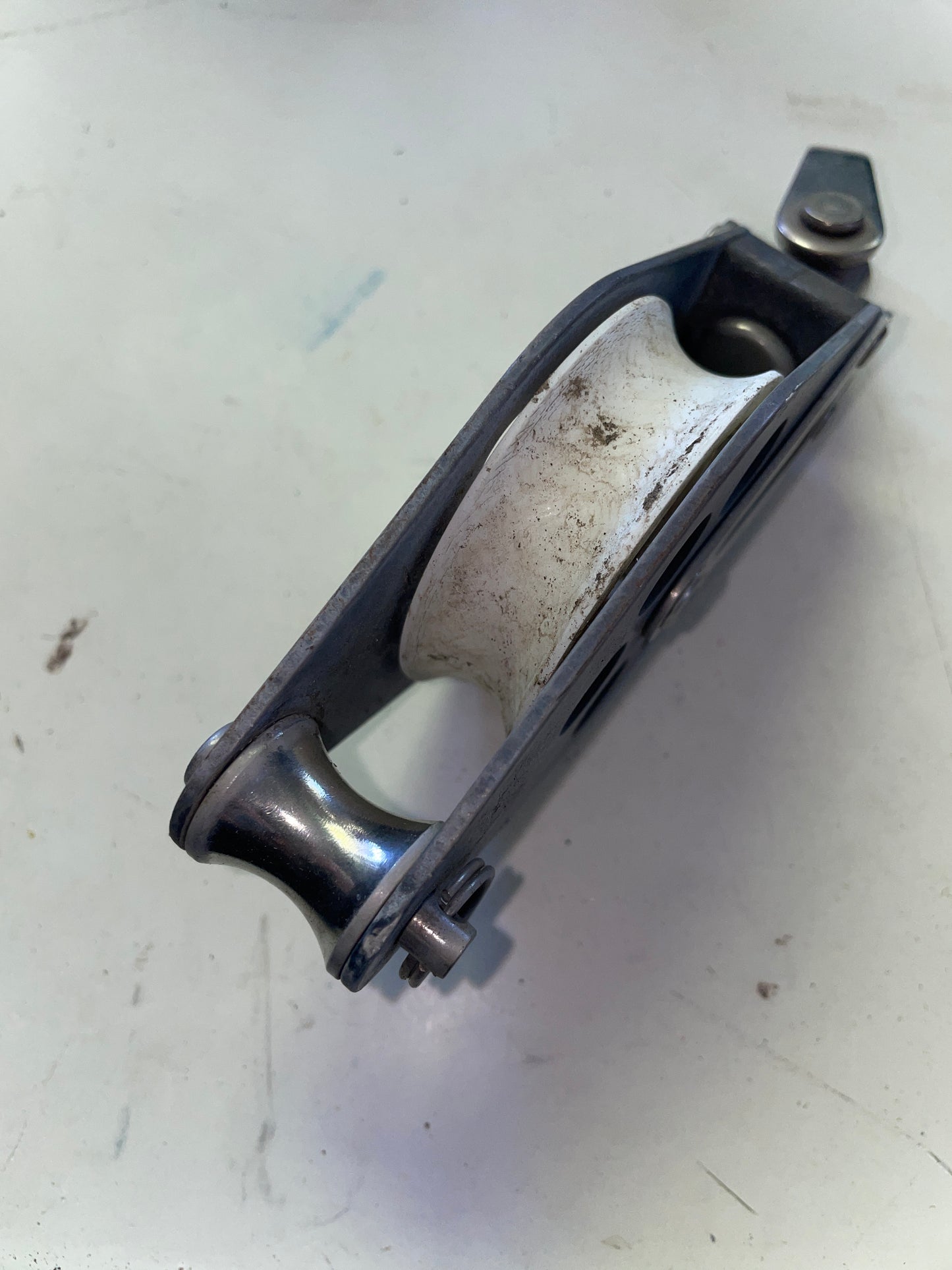 Schaefer 2 1/4” Single Sheave Block W/ Beckett & Shackle - 9/16” Line