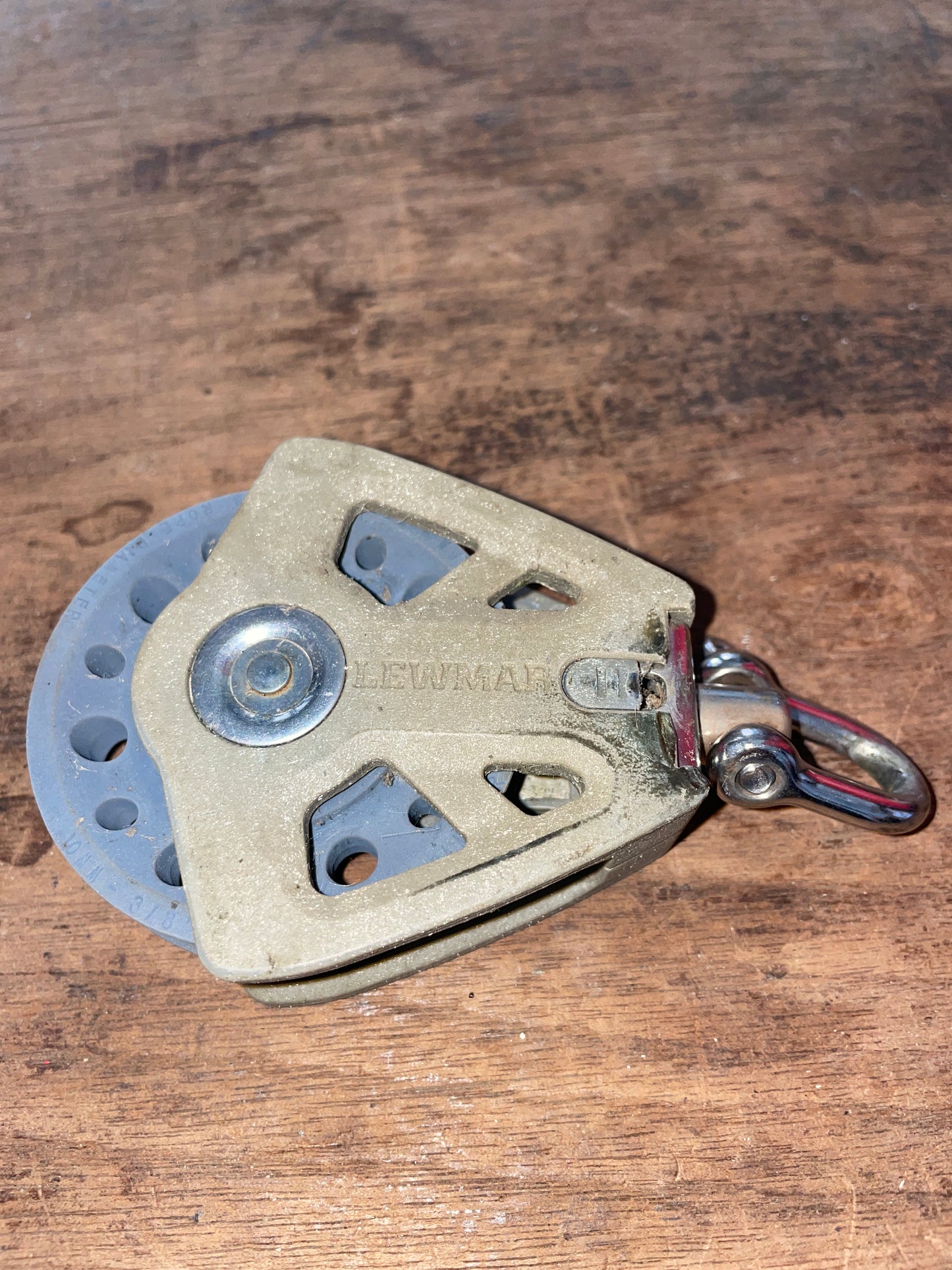 Lewmar Single Swivel Block With 2 1/4” Sheave- MAX 3/8” Line