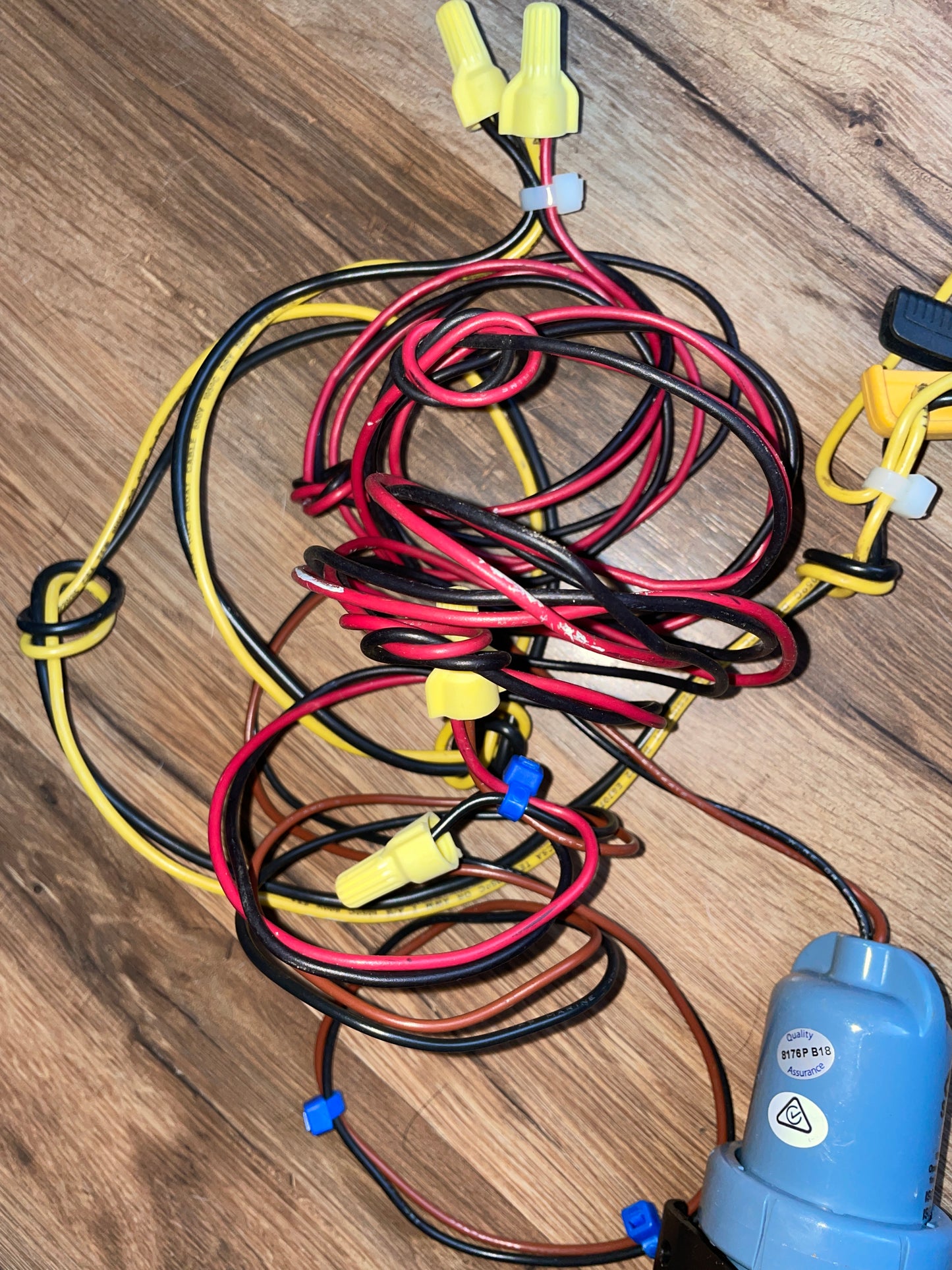 West Marine 500GPH Bilge Pump With Whale Supersub 650