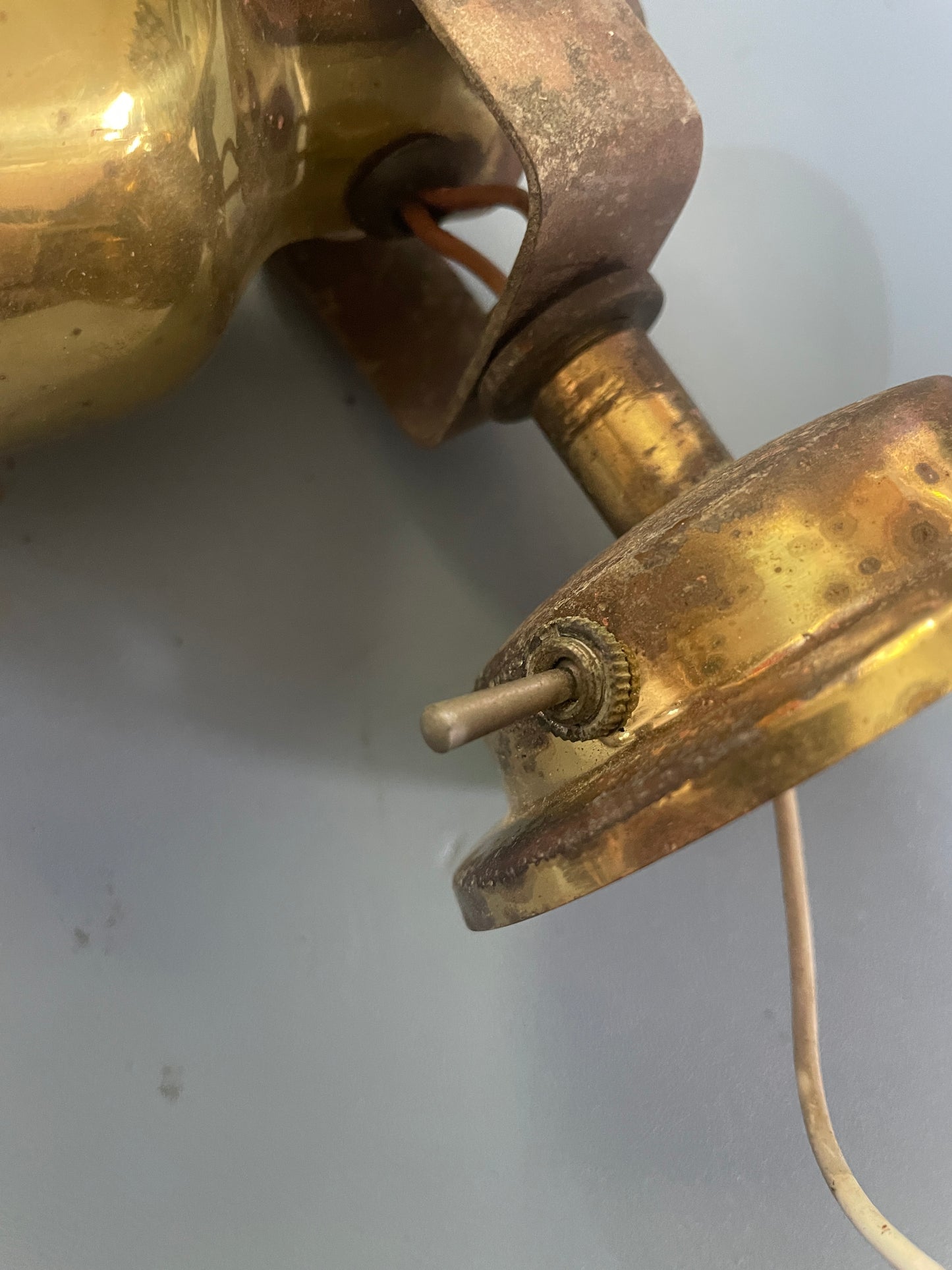 Interior Tilting Light - Pitting