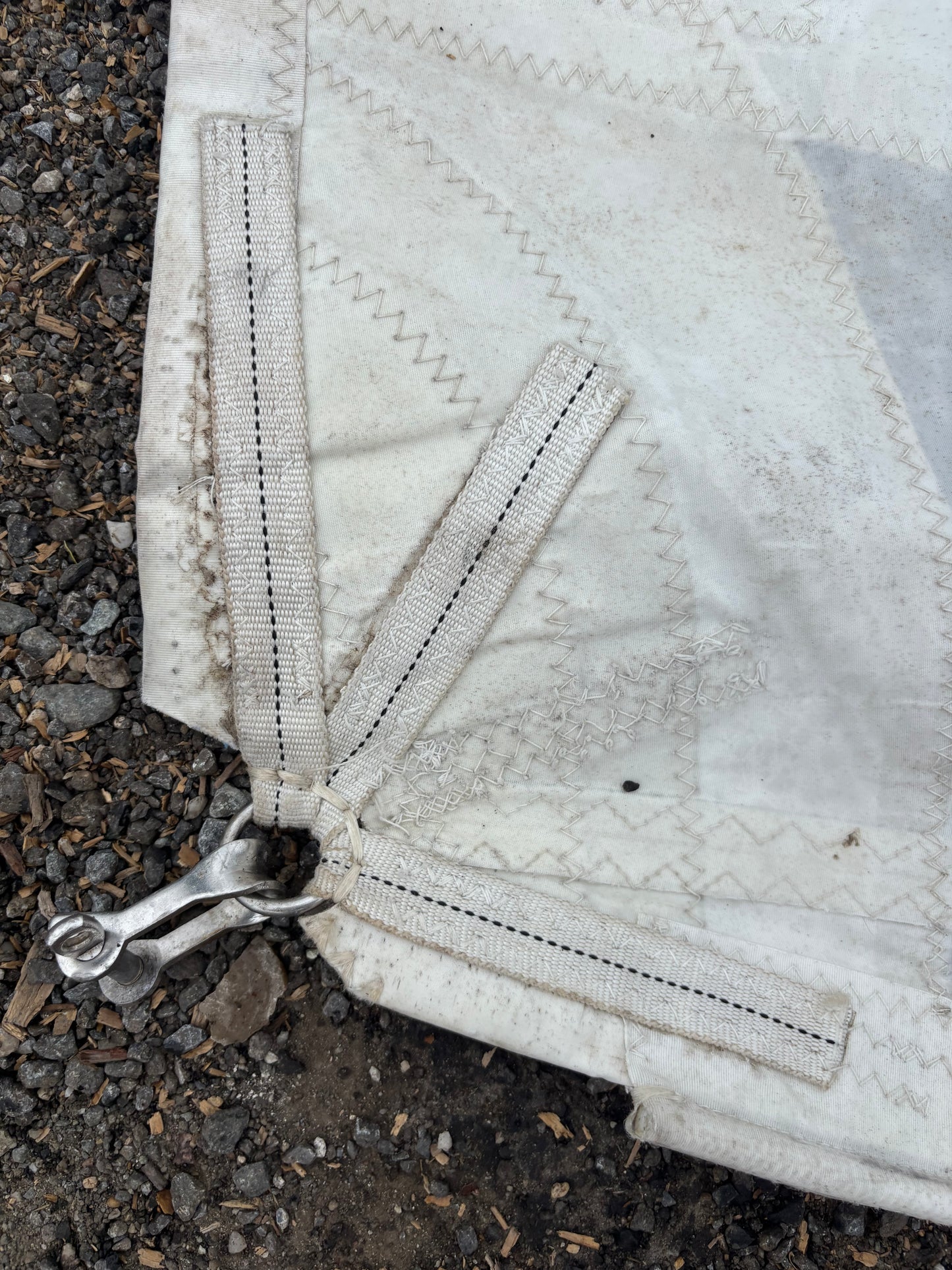 corner with shackle of Sabre 28 Mainsail with logo
