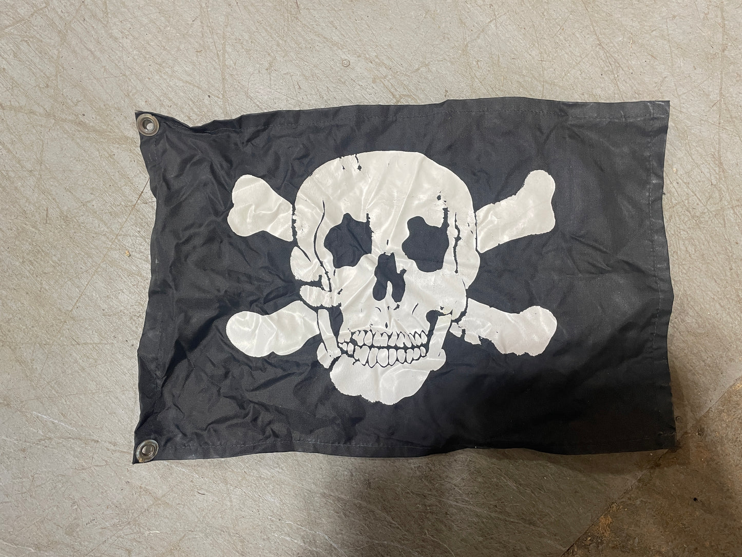 Front Skull Flag - 18" x 12"