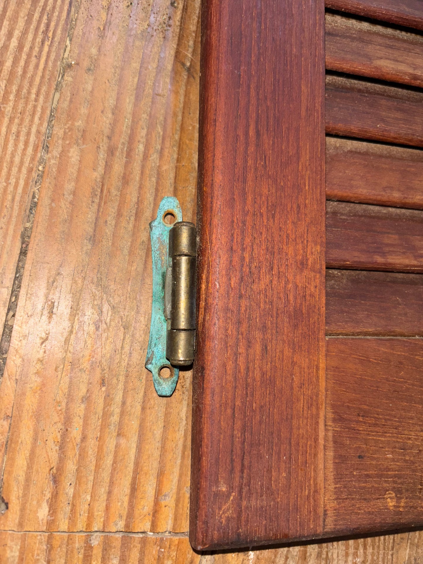 Wooden surface with a metal hinge