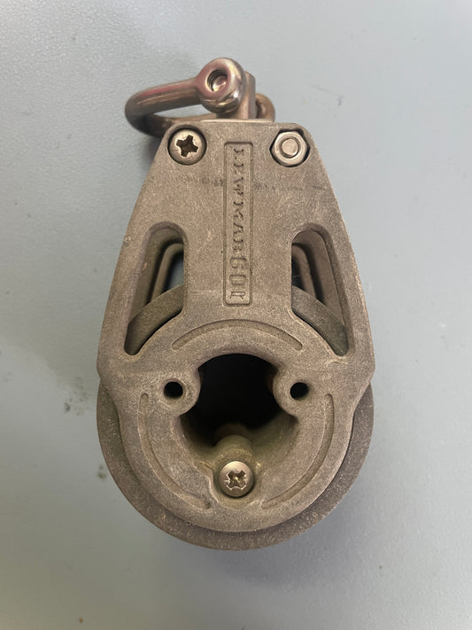 Mechanical component with 'Lewmar' branding on a gray background