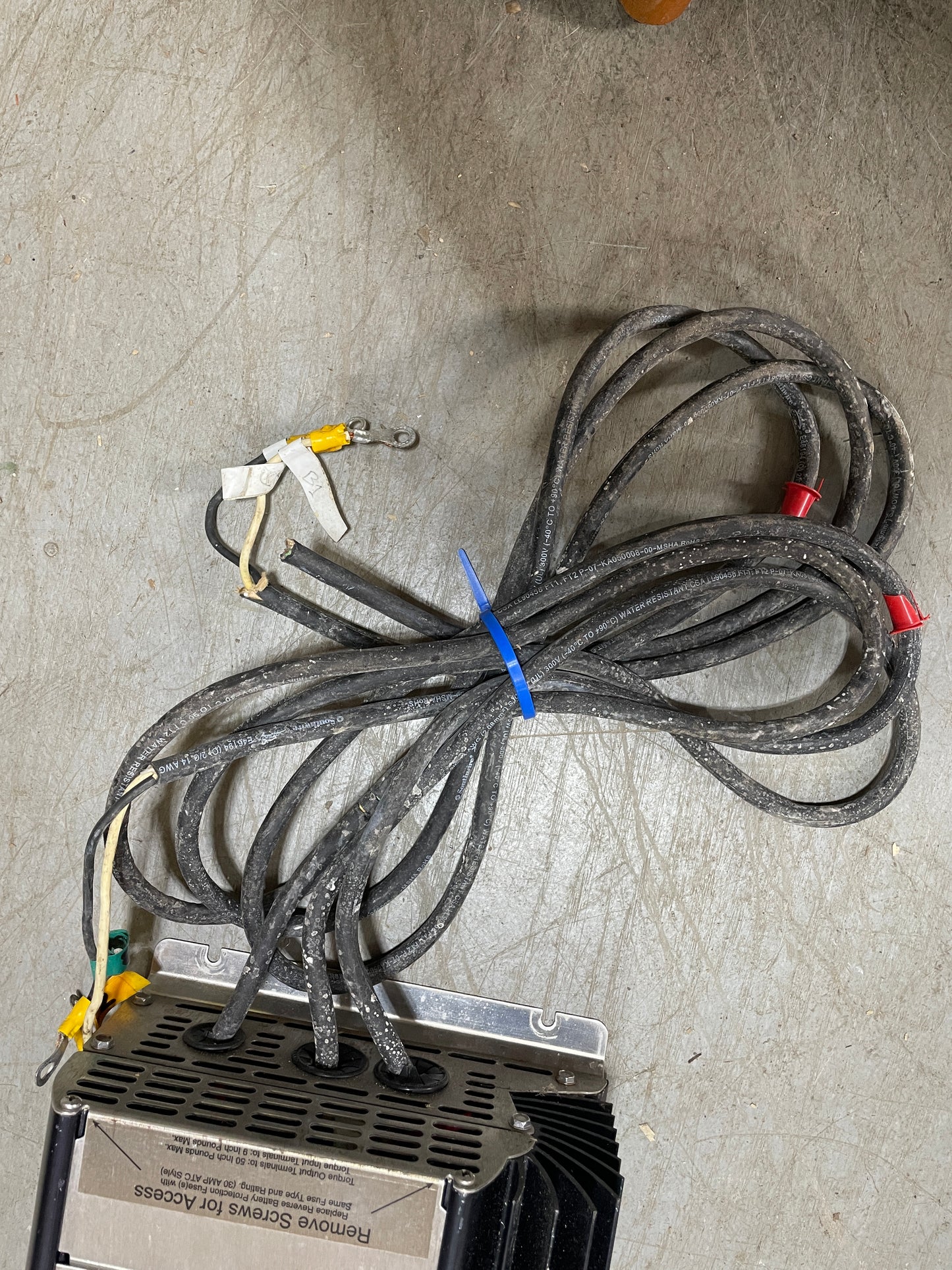 Electrical power supply unit with cables on a concrete floor