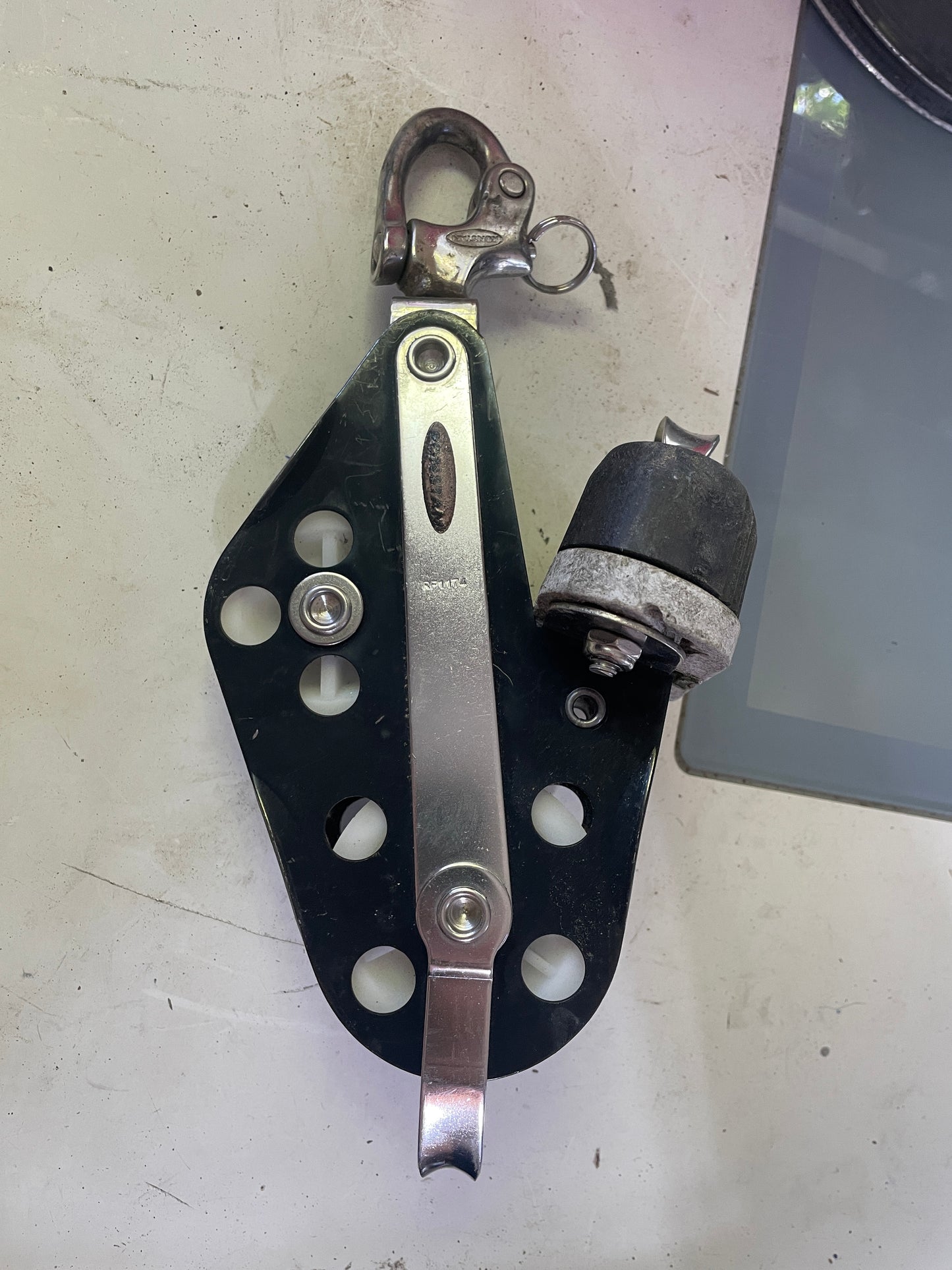 Ronstan Fiddle With Attached Shackle RF1174 & Cam Cleat - 9/16” Line