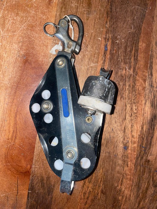West Marine Ronstan Swivel Fiddle Block With Cam Cleat, Shackle & Beckett
