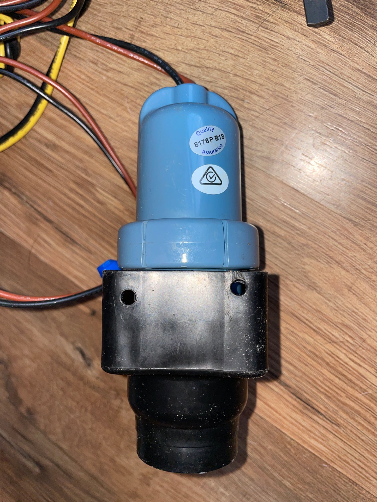 West Marine 500GPH Bilge Pump With Whale Supersub 650