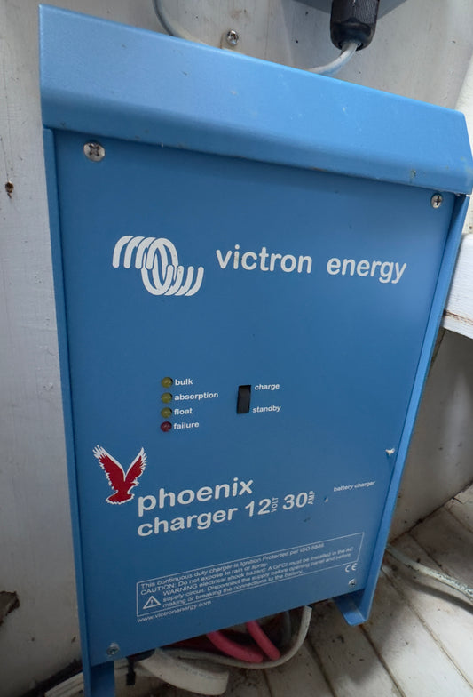 Victron Energy 12V 30 AMP 120/240V AC Phoneix Charger - Alden Priscilla 1971