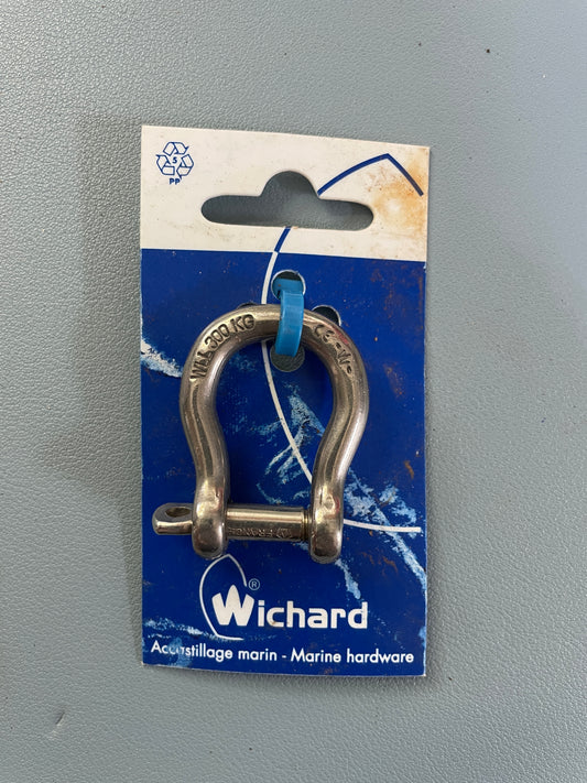 Metal shackle on a Wichard branded card against a gray background