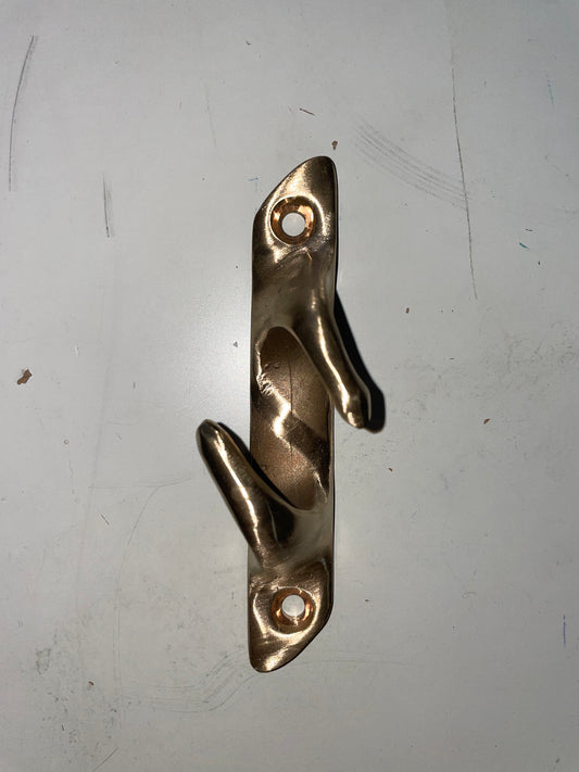 top STARBOARD SIDE - Skinny 4 1/2" Skeene Chock Cleat